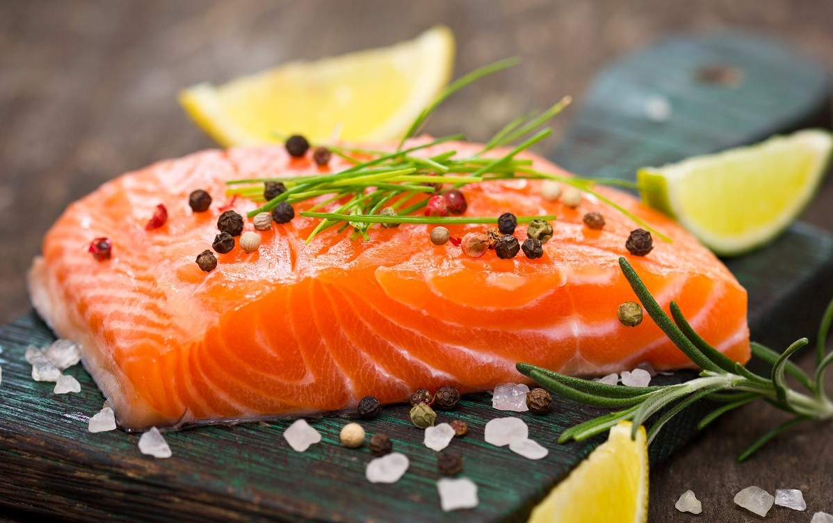  Cá: Các acid béo omega-3 trong cá không chỉ giúp kiểm soát tình trạng viêm mà còn cải thiện chất lượng da của bạn bằng cách loại bỏ dầu và ngăn ngừa mụn trứng cá.