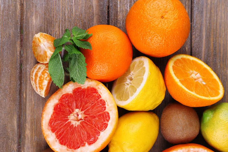  Cam và chanh: Đây là những loại trái cây có múi chứa nhiều vitamin C cùng với một số hợp chất giúp thải độc và loại bỏ dầu thừa ra khỏi da của bạn.