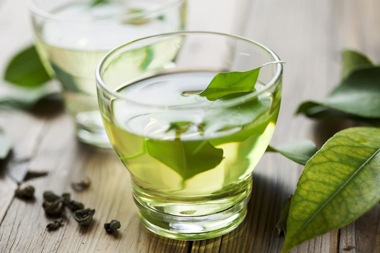 Trà xanh: Acid amin L-theanine trong trà xanh có đặc tính chống oxy hóa mạnh, giúp kích thích sản xuất dopamine, tăng cường chức năng và hiệu suất làm việc của não bộ, ngăn ngừa trầm cảm.