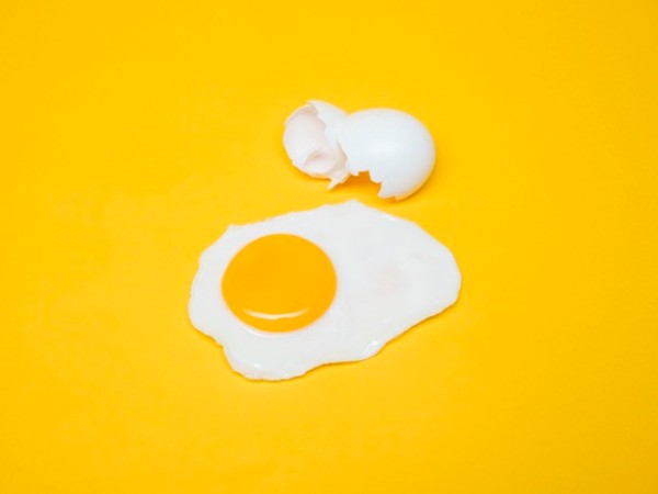 Trứng: Rất giàu protein, choline, acid béo omega-3, vitamin B và các chất dinh dưỡng khác có thể cải thiện đáng kể tâm trạng của bạn và quản lý căng thẳng.