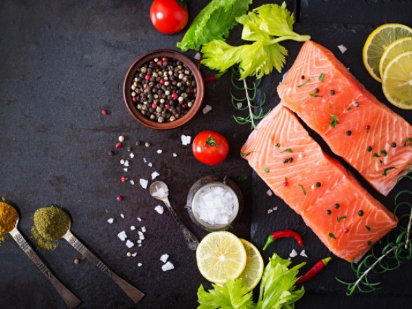 Cá: Thường xuyên bổ sung các loại cá béo như cá hồi, cá trích, cá thu, cá mòi và cá ngừ... giàu acid béo omega-3, vitamin B6 và vitamin B12  giúp giảm mức cortisol và ''đánh bại'' căng thẳng.