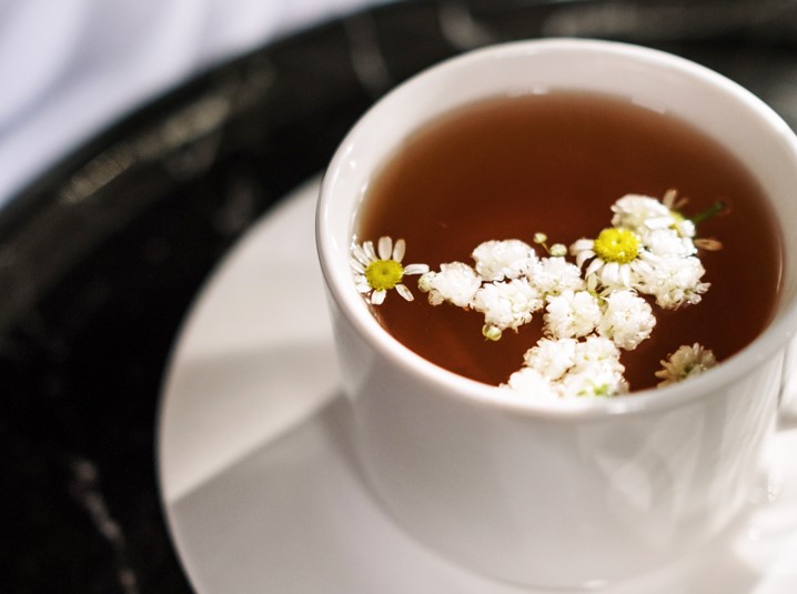 Trà hoa cúc: Là một loại trà thảo mộc phổ biến với hương vị nhẹ nhàng do quá trình ngấm của cánh hoa cúc trong nước nóng. Trà hoa cúc có đặc tính an thần, giảm viêm, đau họng và căng thẳng, góp phần mang lại giấc ngủ ngon hơn.