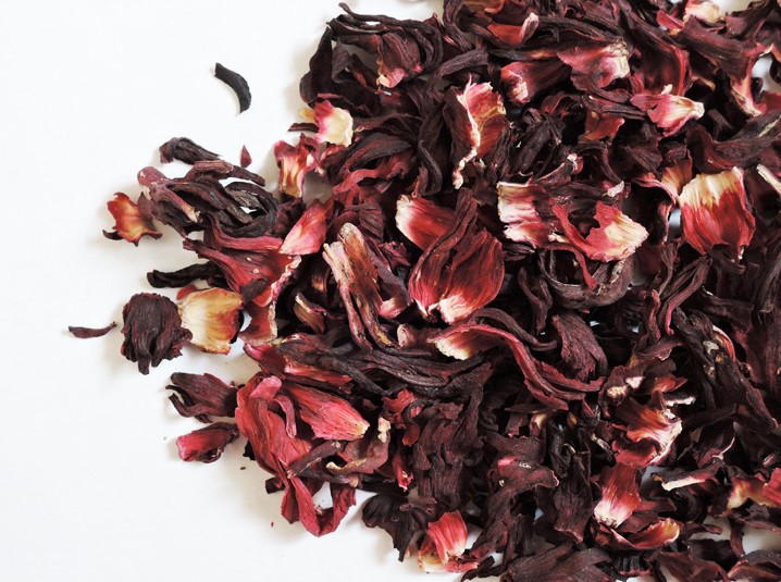 Trà Hibiscus: Đây là loại trà thảo mộc màu đỏ đậm có vị ngọt và chua, giàu chất dinh dưỡng thực vật và chất chống oxy hóa như vitamin C, có tác dụng điều trị huyết áp cao, lượng đường trong máu cao và cholesterol cao.