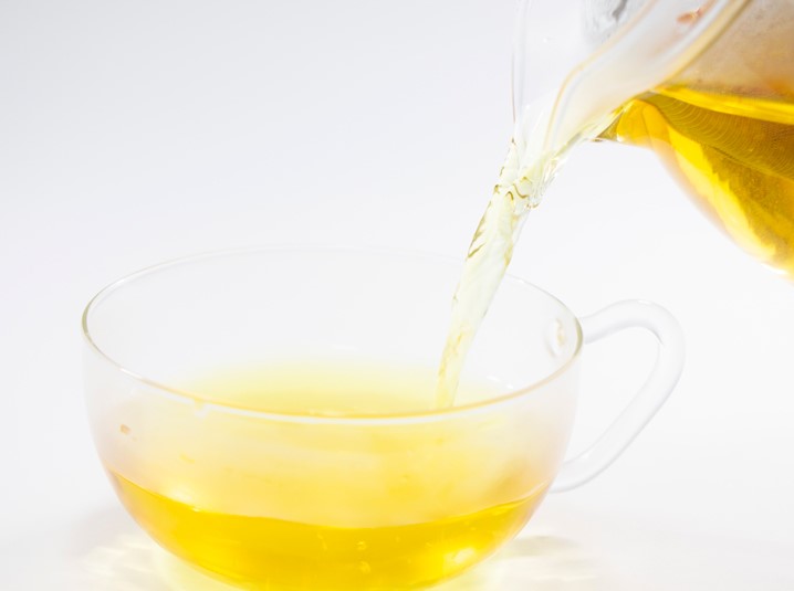 Trà kiều mạch: Loại trà thảo mộc không chứa caffeine này có màu vàng nhẹ, hương vị ngọt ngào. Các nghiên cứu cho thấy trà kiều mạch có thể giúp giảm lượng đường trong máu và hỗ trợ tiêu hóa, tốt sức khỏe tim mạch và giảm cân.