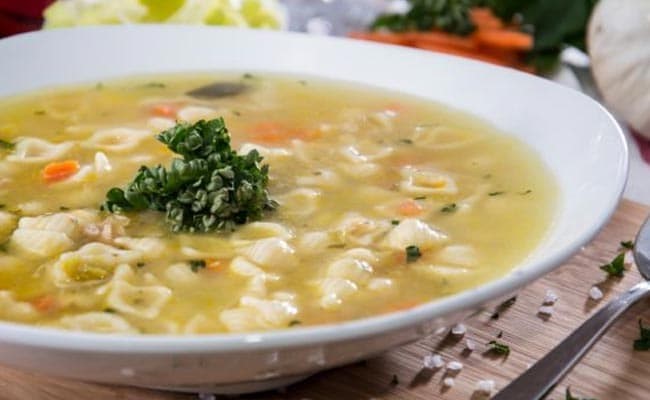 Soup nóng: Tô súp nóng với nhiệt độ cao có thể làm ấm cơ thể từ bên trong, giúp chống ho và cảm lạnh.
