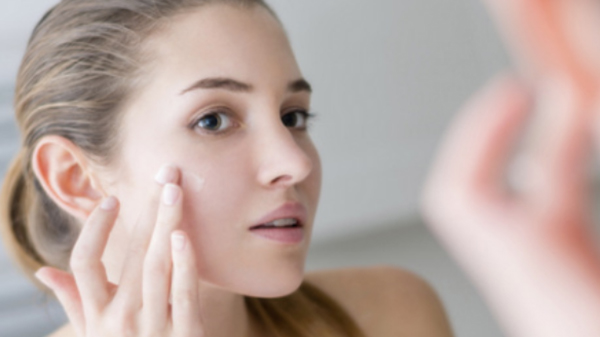 Hấp thụ các sản phẩm chăm sóc da tốt hơn: Xông hơi giúp làm tăng tính thẩm thấu của làn da mặt. Nhờ vậy làn da sẽ dễ dàng hấp thụ dưỡng chất từ các sản phẩm chăm sóc như serum, kem dưỡng… hơn. 