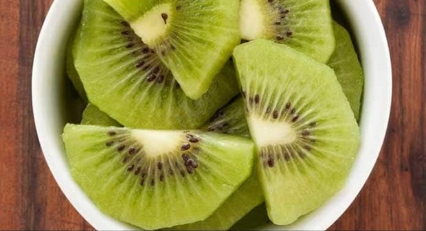 Kiwi: Loại trái cây này chứa nhiều calci giúp tăng cường sức mạnh của xương cũng như cấu trúc của răng. Thêm vào đó, kiwi còn giúp cơ thể chống lại chứng loãng xương khi có tuổi.