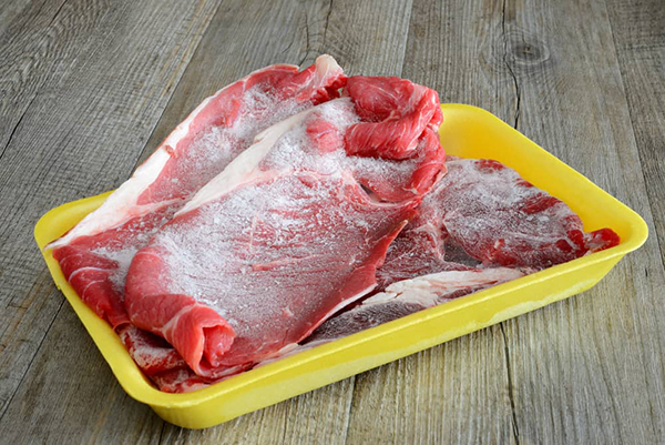 Những vi sinh vật có trong thịt lợn, thịt gà… đông lạnh có thể sinh sôi nhanh chóng ở nhiệt độ phòng. Phương pháp rã đông an toàn là chuyển thực phẩm xuống ngăn mát tủ lạnh, thời gian rã đông là từ 8-24 giờ tùy thuộc vào khối lượng của thực phẩm.