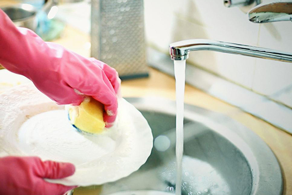 Nếu không được thay rửa và vệ sinh thường xuyên, miếng rửa bát có thể trở thành vật trung gian lây truyền vi khuẩn đến mọi bề mặt, dụng cụ trong nhà bếp. Bạn có thể vệ sinh miếng bọt biển, giẻ rửa bát bằng cách luộc trong nước nóng mỗi ngày; Đồng thời thay giẻ rửa bát hàng tháng.