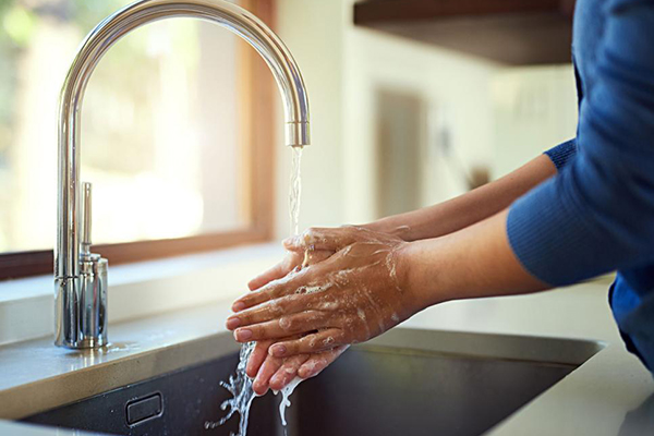 Rửa tay đúng cách với xà phòng là biện pháp quan trọng nhất để phòng ngừa ngộ độc thực phẩm tại gia đình. Trong quá trình nấu nướng, bạn cần rửa tay thường xuyên, đặc biệt là sau khi thực hiện các hành động khác như chạm vào điện thoại, lau dọn bàn bếp, đưa tay lên mặt…