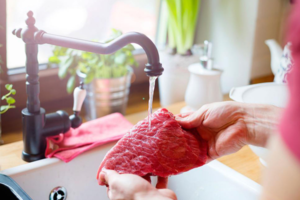 Thói quen rửa thịt dưới vòi nước chảy không giúp bạn loại bỏ bớt vi khuẩn trên thịt. Trái lại, nước có thể mang theo mầm bệnh, bắn ra bàn bếp và bồn rửa. Bạn nên vệ sinh thịt trong các dụng cụ riêng làm bằng chất liệu inox, thủy tinh và đừng quên rửa sạch chúng sau khi dùng.