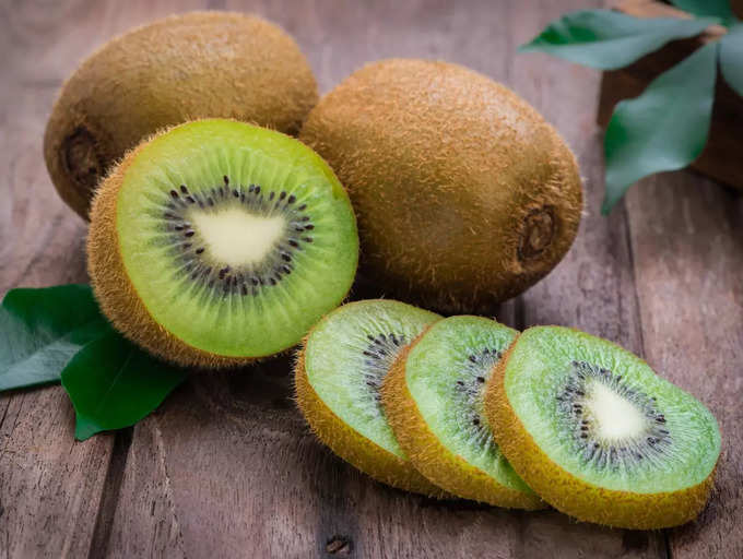Kiwi: Loại quả này là một nguồn giàu kali và vitamin C, cả hai chất này đều có tác dụng tốt cho hệ miễn dịch, tăng lượng tiểu cầu và chất điện giải trong cơ thể.
