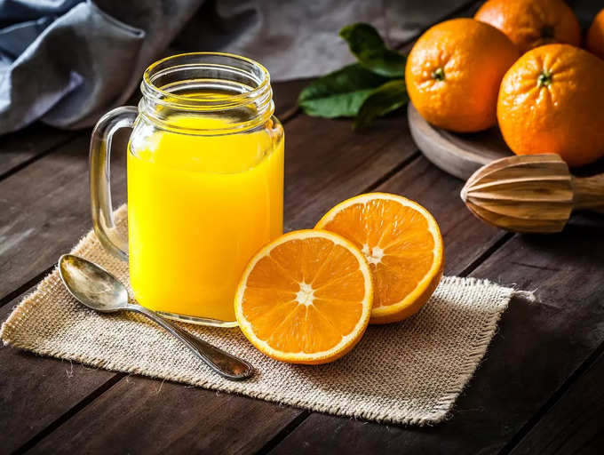 Trái cây giàu vitamin C: Vitamin C là một chất dinh dưỡng quan trọng khác giúp cơ thể tăng sản xuất tiểu cầu. Người bệnh sốt xuất huyết có thể ăn cam, chanh, ổi, bông cải xanh, rau bina vì tất cả các loại trái cây và rau này đều chứa hàm lượng vitamin C cao, tốt cho máu, có thể giúp tăng lượng tiểu cầu trong cơ thể.