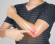 5 thói quen hàng ngày âm thầm tàn phá sức khỏe xương khớp