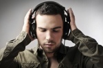Nghe nhạc bằng tai nghe nhiều có bị điếc không?