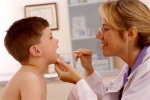 Sai lầm trong  chăm sóc  tai mũi họng  cho bé