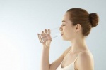 Uống 3 lít nước/ngày để tránh sỏi đường tiết niệu