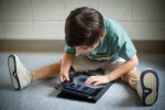 Đau lưng, đau vai gáy tăng vọt ở “thế hệ iPad”