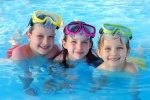 Bí quyết giữ sức khỏe cho trẻ đi bơi mùa hè