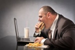Photo: Tại sao không nên ăn trưa tại bàn làm việc?