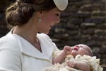 Hoàng gia Anh công bố ảnh tiểu công chúa ngày rửa tội