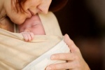 Cứu trẻ sơ sinh bằng “Cái ôm đầu tiên”