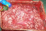 Tiêu hủy gần 2.300kg thịt và phụ phẩm bò, gà thối