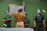 Cận cảnh ca phẫu thuật nâng ngực của một nữ người mẫu