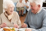 Cải thiện sức khỏe người cao tuổi bằng… thức ăn cho vi khuẩn