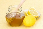 Sau sinh có nên uống nước chanh mật ong để giảm cân?