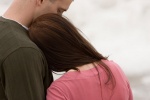 Vợ chồng trẻ ôm nhau khóc vì suy buồng trứng