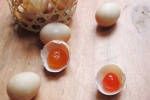 Cách làm trứng muối tại nhà cực đơn giản