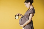 phụ nữ thấp dễ sinh con non tháng