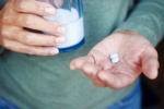 Vì sao không nên uống thuốc kháng sinh với sữa?