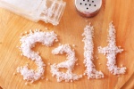 7 dấu hiệu cảnh báo bạn đang ăn quá nhiều muối