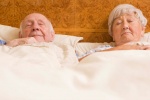 Ngủ chung giường, vợ chồng già khỏe hơn
