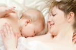 Trẻ sinh non sẽ nhanh khỏe nếu nép sát ngực mẹ