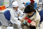Trẻ đang sốt cao, viêm họng có nên đi tiêm vaccine?