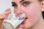 Người lớn có nên uống sữa?