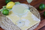 Nhâm nhi một ly cocktail Margarita cổ điển