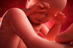 Những biểu hiện bất ngờ của thai nhi trong bụng mẹ