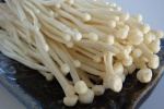 Tự trồng nấm kim châm sạch tại nhà ăn giải ngán ngày Tết