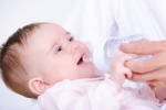 Trẻ sơ sinh khi nào cần uống nước?