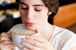 Nhịp tim nhanh, đau tức ngực khi uống cà phê có nguy hiểm không?