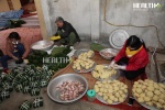 Nghệ nhân làng Tranh Khúc tiết lộ bí quyết chọn bánh chưng ngon dịp Tết