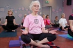 Bà cụ 100 tuổi bền bỉ luyện yoga
