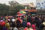 Nghi vấn súng nổ, người dân vây trụ sở thị xã Sầm Sơn