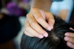 Nhổ tóc bạc: Chưa thấy lợi mà chỉ có hại
