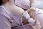 Nguy hiểm gì chực chờ mẹ bầu và bé khi vắt sữa non trước sinh?