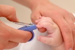 Có nên cắt móng tay cho trẻ sơ sinh?